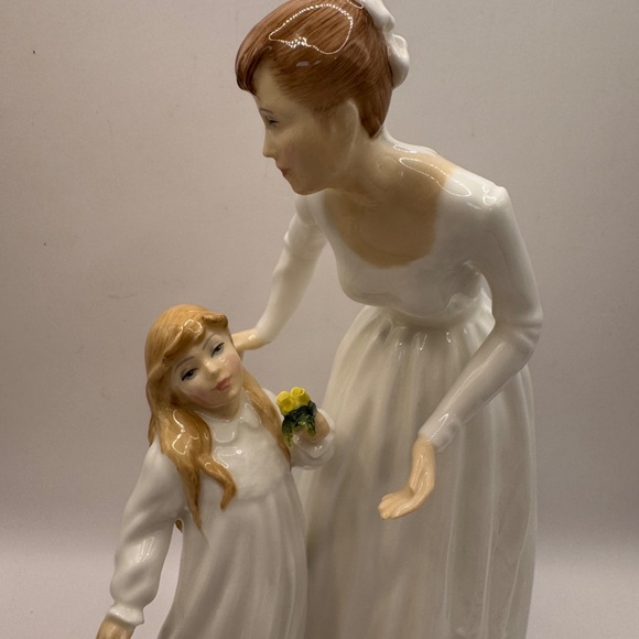 Royal Doulton Figurine Just for You HN3355 Vintage Royal Doulton Mother Daughter - Picture 2 of 8